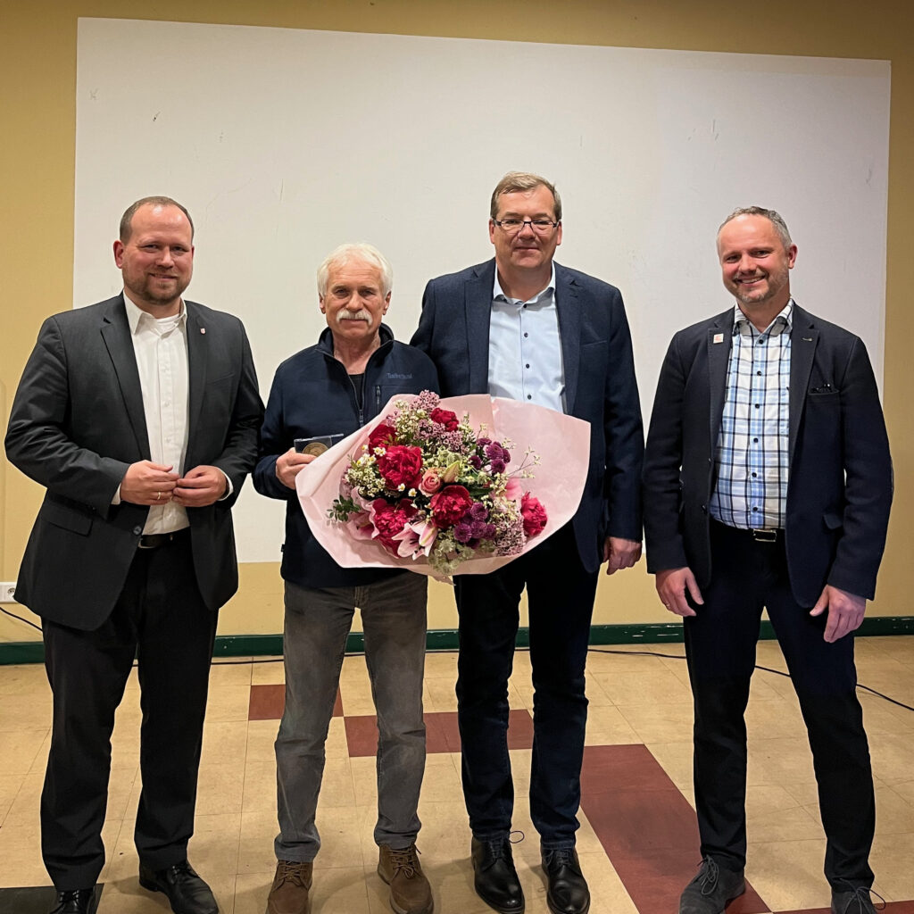 Gruppenfoto nach der Ehrung. Von links nach rechts: Benjamin Fritz, Reinhard Bunk, Thomas Meyer, Mario Freund.