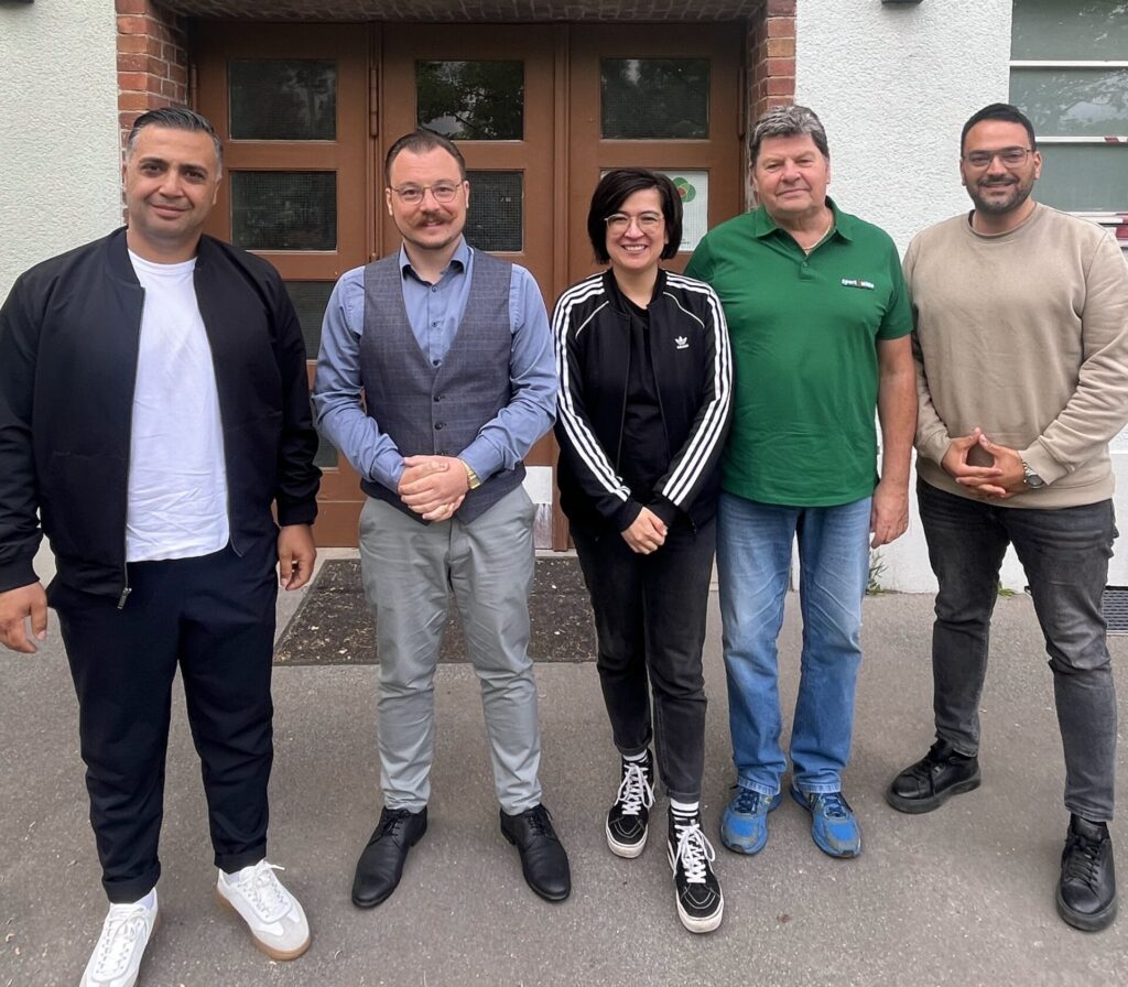 Gruppenfoto des BSB-Präsidiums vor dem Tribünengebäude Poststadion